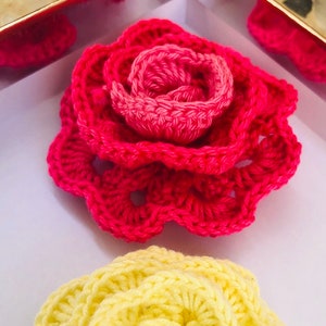 Häkeln Rosen Blumen Set von 5 häkeln Verzierungen gelbe Rosen häkeln Karten große Rose Blume Applikation 3D für die Dekoration Kleidung craf