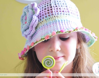 Chapeau cloche au crochet : chapeau arc-en-ciel avec fleurs, chapeau d'été pour tout-petits