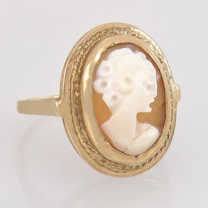 Vintage Estate 10k Yellow Gold Hand Carved Orange & White Cameo Ring Size 6.25