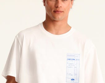 Può includere: T-shirt bianco con grafica di ricevuta blu sul davanti. La grafica include testo e un motivo a linee ondulate. La maglietta ha maniche corte e girocollo.