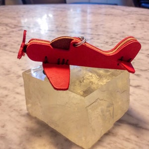 1 small hand-sewn airplane made of high-quality vegetable hand-dyed leather from Tuscany imagem 4