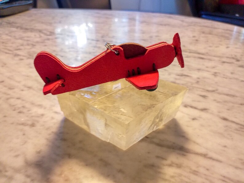 1 small hand-sewn airplane made of high-quality vegetable hand-dyed leather from Tuscany imagem 3