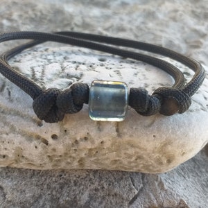 1 adjustable black Paracord bracelet with 1 handmade Nemo Glass Bead grau transparent