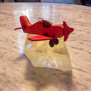 1 small hand-sewn airplane made of high-quality vegetable hand-dyed leather from Tuscany imagem 2