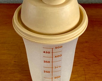 1980&#39;s Tupperware 16oz. Measuring Beverage/Dressing Shaker #844