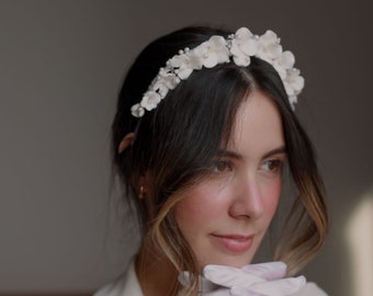 White Floral Porcelain Clay Cafuné headpiece - pearls, headband, hair accessory, hair Jewels, hair jewerlry, bridal, hair vine, bridesmaids