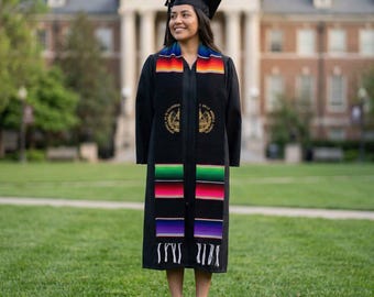 エルサルバドル卒業式ストール | 金のシンボルが入った黒いサラペサッシュ