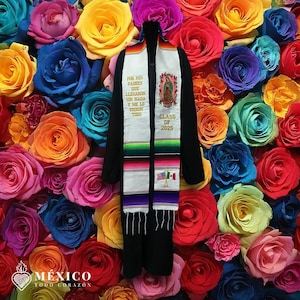 Étole de remise des diplômes mexicaine personnalisée Sarape Vierge de Guadalupe avec écharpe personnalisée brodée de fleurs et de drapeaux | Mexique Todo Corazon 2025