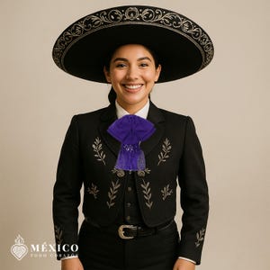 Lila mexikanische Charro Moño mit dekorativen Fransen | Fiesta Fliege für Rodeos, Kulturelle Feste oder Folkloristische Veranstaltung| México Todo Corazón