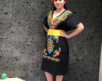 Vestido kimono mexicano bordado: vestido bohemio negro con flores