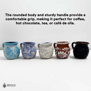 Peut inclure: Cinq tasses en c&eacute;ramique avec des poign&eacute;es, chacune avec une couleur et un motif floral uniques. Les tasses sont dans des tons de bleu, blanc, marron et noir. Le texte au-dessus des tasses dit: "Le corps arrondi et la poign&eacute;e robuste offrent une prise en main confortable..."