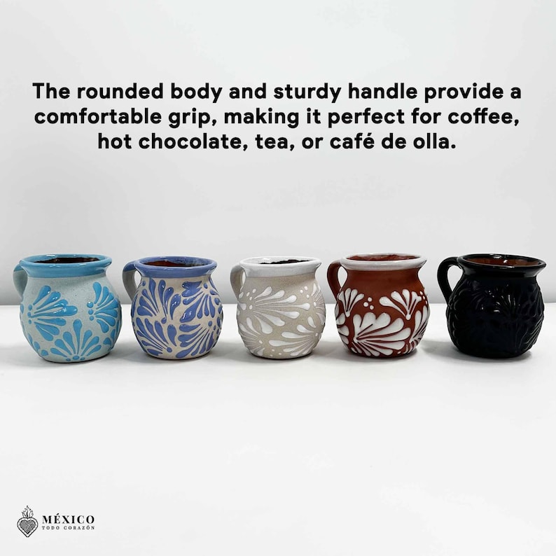 Peut inclure: Cinq tasses en c&eacute;ramique avec des poign&eacute;es, chacune avec une couleur et un motif floral uniques. Les tasses sont dans des tons de bleu, blanc, marron et noir. Le texte au-dessus des tasses dit: "Le corps arrondi et la poign&eacute;e robuste offrent une prise en main confortable..."