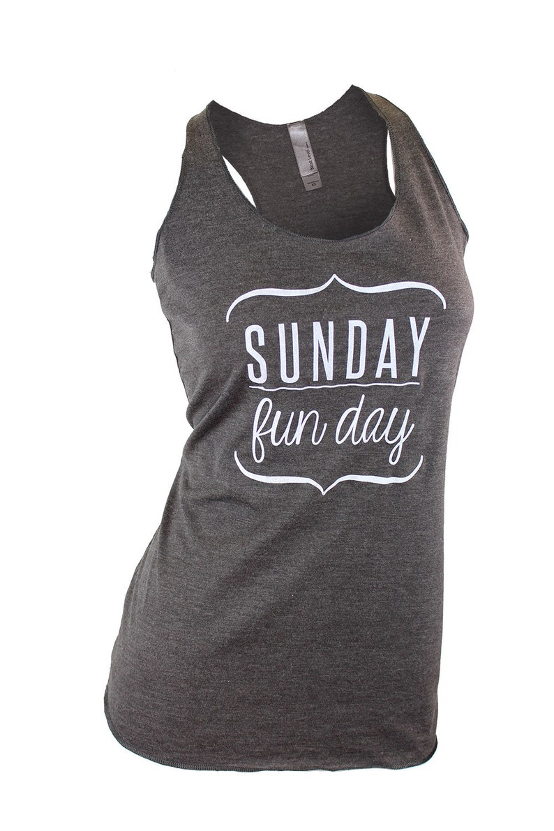 Op de afbeelding: Een grijs tanktop met een witte afbeelding die "SUNDAY fun day" zegt in een decoratief lettertype.