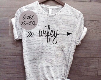Wifey maglietta, camicia di moglie, sposò vita, regalo per lei, onorevole, nubilato regalo, sposa di essere, regalo di anniversario, di abbigliamento più dimensioni