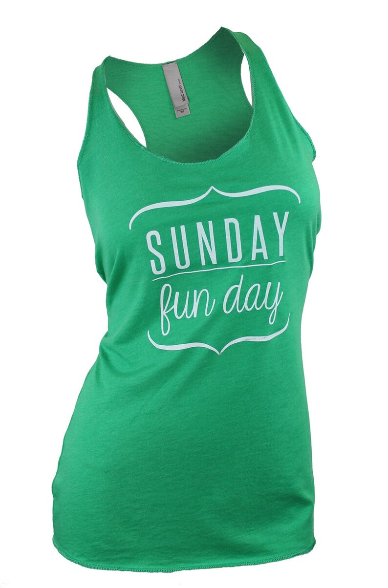 Op de afbeelding: Een groen tanktop met een witte afbeelding waarop "SUNDAY fun day" staat in een decoratief kader.