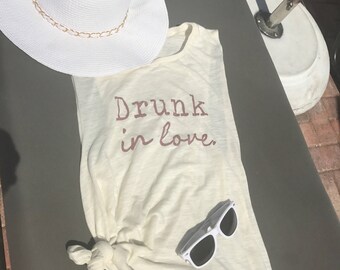Canotta Drunk In Love, canotta muscolare, presa, regalo per lei, magliette grafiche da donna, abbigliamento taglie forti, festa di matrimonio, camicia da notte per appuntamento, amore
