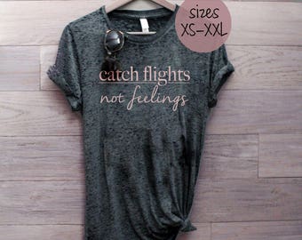 coger vuelos, no camisa de sentimientos, camisa de vacaciones, camisas de viaje para niñas, regalos de asistente de vuelo, camisa de avión, camisa de modo vacay, camiseta de viaje por carretera