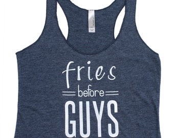Fries before Guys regata triblend racerback. Ditado engraçado. Batatas fritas antes dos caras. Camiseta regata racerback. Regata feminina de treino. Ioga.