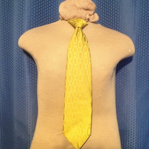 Mr John gold clip-on necktie