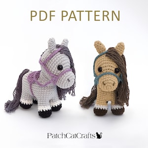 Op de afbeelding: Twee gehaakte paardenfiguren, één grijs met een paarse teugel en de andere bruin met een blauwe teugel. Beide hebben zwarte ogen, witte hoeven en lange manen van garen. De tekst "PDF PATTERN" staat bovenaan.