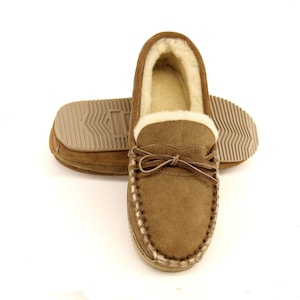 VIBRAM-SOLE MOCCASIN - Vera pelle di pecora australiana, pantofola da interno ed esterno realizzata a mano nel sud di San Francisco da Wooly Rascals