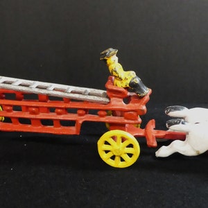 Jouet ancien/vintage de wagon de pompier en fonte/chariot à échelle de pompier rouge avec paire de chevaux blancs/jouets de collection en fonte des années 40/collectionneur de jouets/décoration d&#39;intérieur