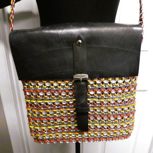 Sac à bandoulière fait main au crochet Canette de soda/Sac à main rétro argenté Pop Tab/Cadeau pour elle/Sac à bandoulière recyclé/Steampunk Boho accessoire de mode