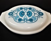 Vintage PYREX Oval Divided Dish-HORIZON BLUE 1.5Quart with Lid 1960s Excellent Condition Retro kitchen 35 base, 945C27 Lid