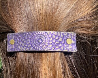 Barrette en cuir mandala en relief irisé violet et or - Texture rustique / grande pince à cheveux française pour femme, fait main, cuir recyclé