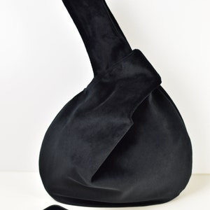 Japanische Knotentasche aus schwarzem Samt, schwarzer Knotenbeutel, schwarzer Samtbeutel für besondere Anlässe, schwarze Kupplung, elegante schwarze Tasche