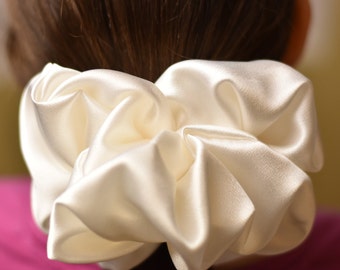 XXL crème satijnen scrunchy, oversized diamantwitte scrunchie, jumbo gebroken witte scrunchie, extra grote scrunchy