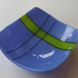 Lustige blaue und grüne Servierplatte