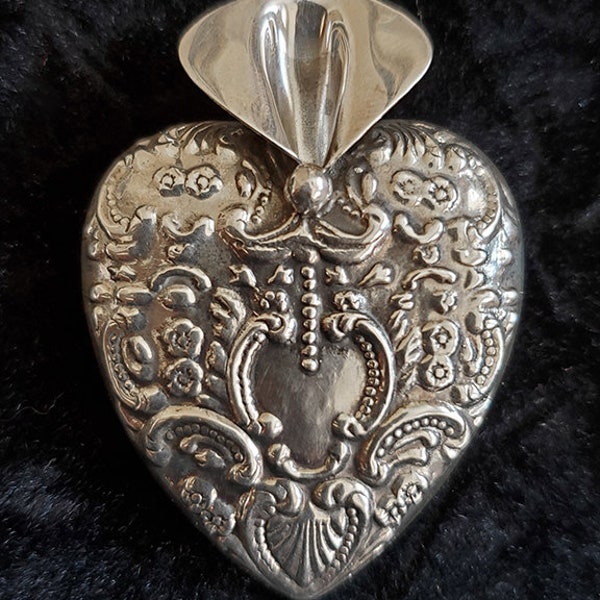 Vintage Exquisite Victorian Style Sterling Silver 925 Repoussé Heart Posy Vase Brooch Boutonniere Pin Valentine