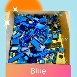Puede incluir: Una colección de ladrillos de construcción y componentes de plástico azul surtidos contenidos en una caja de cartón. Las piezas varían en tamaño y forma, incluyendo bloques rectangulares, un marco de ventana y un ladrillo con una etiqueta BANK blanca impresa.