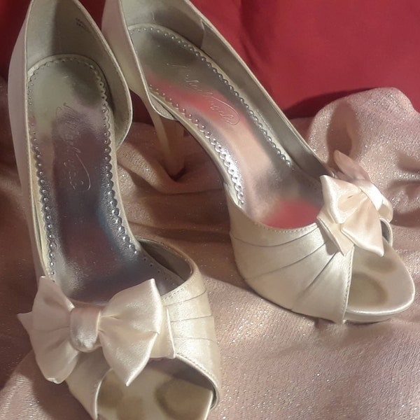 Heels formal 4" heels ~ Ivory ready to dye. Hidden Stains -  their structural shape is great! Wore one time! Size 7 1/2 M
