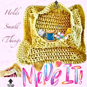 Puede incluir: Una bolsa de ganchillo amarilla hecha a mano con el texto "Holds Small Things" y "Made It!". La bolsa contiene una bobina de hilo azul, una aguja, monedas y caramelos. También se incluye una llave y un corazón dorados.