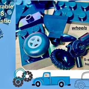 Puede incluir: Un surtido de bloques de construcción de plástico negro, que incluyen ruedas y cubos de 5 radios. La imagen incluye el texto "durable ABS plastic" e ilustraciones de un camión y un coche.