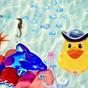 Può includere: Un'illustrazione stravagante di una scena sottomarina con un'anatra di gomma gialla con un cappello da pirata. La scena comprende un delfino blu, una stella marina, un cavalluccio marino e un banco di pesci blu. Sono presenti anche un'ancora e una medusa.