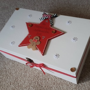 Heiligabend-Box, hölzerne Weihnachtsbox mit rotem Stern, personalisiert auf jeden Namen oder Familiennamen, Nacht vor Weihnachten Leckerli-Box, Weihnachtsgeschenk