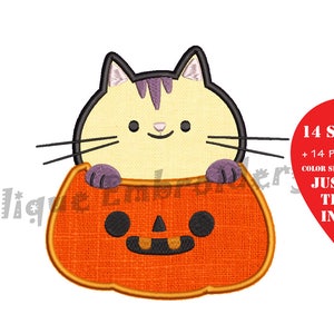 Pode incluir: Um gato de desenho animado espreitando por cima de uma abóbora de Halloween. O gato é creme com detalhes roxos e bigodes pretos. A abóbora é laranja com um rosto esculpido. Um gráfico vermelho em forma de coração com texto é fixado à imagem.
