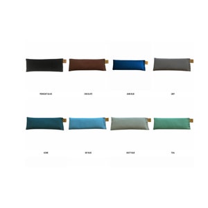 Puede incluir: Una colecci&oacute;n de almohadas rectangulares de colores lisos en varios tonos, incluyendo negro, marr&oacute;n, azul y verde. Cada almohada tiene una peque&ntilde;a etiqueta rectangular en un extremo. Los colores son Midnight Black, Chocolate, Dark Blue, Grey, Azure, Sky Blue, Dusty Blue y Teal.