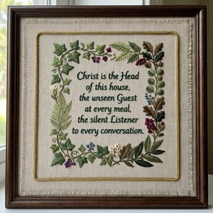 以下が含まれることがあります： ベージュの布地に刺繍が施された額装品。中央には「Christ is the Head of this house, the unseen Guest at every meal, the silent Listener to every conversation.」という文字があり、周囲は緑の葉や木の実の植物模様で囲まれています。