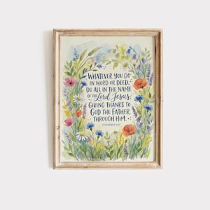 Könnte beinhalten: Ein rechteckiger gerahmter Druck mit einer Aquarellillustration bunter Wildblumen, die den Text umgeben: Whatever you do in word or deed, do all in the name of the Lord Jesus, giving thanks to God the Father through him. Colossians 3:17.