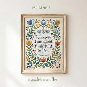 Può includere: Una stampa artistica da parete incorniciata con una ghirlanda floreale, uccelli blu e il testo: Whenever I am afraid, I will trust in You. Psalm 56:3. Il design utilizza toni tenui di blu, giallo e rosso su uno sfondo color crema in cornice.