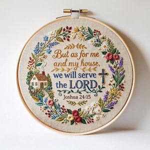Peut inclure: Un tambour à broder circulaire contenant un tissu beige avec une couronne florale entourant le texte : But as for me and my house, we will serve the LORD, Joshua 24:15. Le motif inclut une petite maison, une croix bleue et des fleurs colorées.