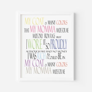 Pu&ograve; includere: Una stampa tipografica colorata con il testo "My coat of many colors that my momma made for me made only from rags but I wore it so proudly although we had no money I was rich as I could be in my coat of many colors my momma made for me".