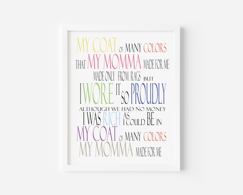 Pu&ograve; includere: Una stampa tipografica colorata con il testo "My coat of many colors that my momma made for me made only from rags but I wore it so proudly although we had no money I was rich as I could be in my coat of many colors my momma made for me".