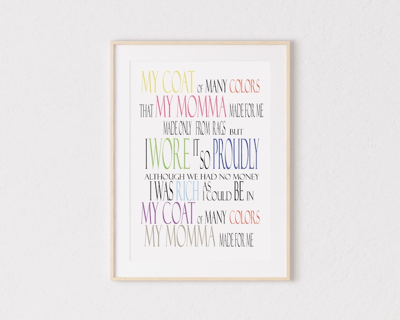Pu&ograve; includere: Un design di arte da parete stampabile con una citazione di testo colorata su un cappotto fatto di stracci. La citazione dice: "Il mio cappotto di tanti colori che la mia mamma ha fatto per me, fatto solo di stracci, ma lo indossavo con cos&igrave; tanto orgoglio. Anche se non avevamo soldi, ero ricco come potevo essere nel mio cappotto di tanti colori che la mia mamma ha fatto per me."