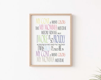 Könnte beinhalten: Ein gerahmter Druck mit einem farbenfrohen Textdesign, das lautet: "Mein Mantel aus vielen Farben, den meine Mama für mich gemacht hat, nur aus Lumpen, aber ich trug ihn so stolz, obwohl wir kein Geld hatten, war ich so reich, wie ich sein konnte, in meinem Mantel aus vielen Farben, den meine Mama für mich gemacht hat."