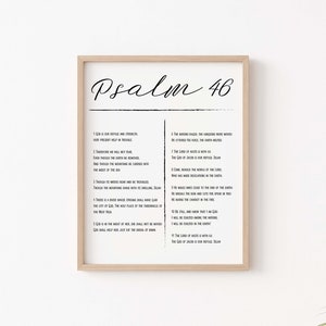 Könnte beinhalten: Ein druckbarer Wandkunstdruck mit Psalm 46 in schwarzem Text auf weißem Hintergrund. Der Druck ist in einem hellen Holzrahmen gerahmt.